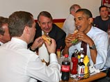 Медведев поблагодарил за завтрак, заявив, что Ray's Hell Burger - типично американское место, где подают, может быть, не очень полезную для здоровья еду, но зато вкусную