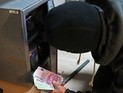 В Перми грабители вынесли из офиса "Сбербанка" 200 тысяч рублей В Перми грабители вынесли из офиса "Сбербанка" 200 тысяч рублей