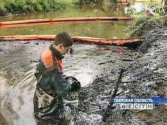 На месте падения цистерн с мазутом. Съемка ТК "Россия", архив На месте падения цистерн с мазутом. Съемка ТК "Россия", архив
