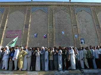 Иракские шииты у входа в Мавзолей имама Али в Неджефе. Фото Reuters
