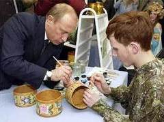 Владимир Путин на выставке в Костроме. Фото Reuters, 23 марта 2005 года