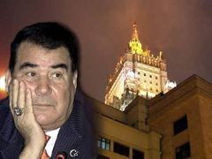 Сапармурат Ниязов (фото Reuters) на фоне здания МИД РФ (фото Сергея Рубл ва, Лента.Ру)