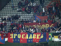 Болельщики ЦСКА во время матча с "Осером" во Франции. Фото с сайта red-army.ru