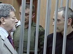 Михаил Ходорковский и его адвокат Генрих Падва , кадр НТВ, архив Михаил Ходорковский и его адвокат Генрих Падва , кадр НТВ, архив