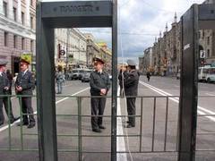 Милицейский кордон в центре Москвы, фото Татьяны Петелиной, Лента.Ру Милицейский кордон в центре Москвы, фото Татьяны Петелиной, Лента.Ру