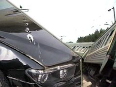 Пострадавшие автомобиль Чубайса и поезд Грозный-Москва, кадры НТВ, архив Пострадавшие автомобиль Чубайса и поезд Грозный-Москва, кадры НТВ, архив