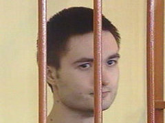 Капитан милиции Михаил Артамовнов в зале суда. Съемка НТВ, архив Капитан милиции Михаил Артамовнов в зале суда. Съемка НТВ, архив