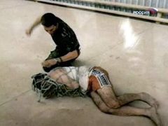 Одна из фотографий издевательств над пленным иракцем, показанная в эфире телеканала "Россия" Одна из фотографий издевательств над пленным иракцем, показанная в эфире телеканала "Россия"