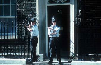 Ворота резиденции премьера. Фото с сайта BBC News