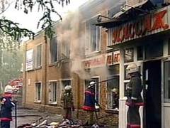 Пожарные у торгового центра "Пассаж", кадр телеканала НТВ Пожарные у торгового центра "Пассаж", кадр телеканала НТВ