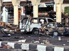 Место взрыва в Шарм-эль-Шейхе 23 июля 2005 года. Фото Reuters Место взрыва в Шарм-эль-Шейхе 23 июля 2005 года. Фото Reuters