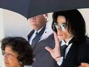 Майкл Джексон покидает здание суда после оглашения вердикта. Съемки CNN, 14 июня 2005 года