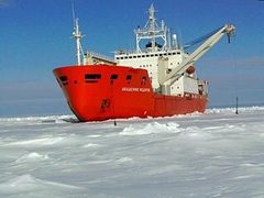 "Академик Федоров" в полярных льдах, фото с сайта aari.nw.ru "Академик Федоров" в полярных льдах, фото с сайта aari.nw.ru