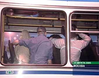 Автобус с нападавшими на активистов НБП. Кадр НТВ