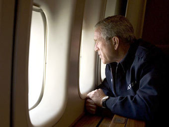 Джордж Буш осматривает район бедствия, фото пресс-службы Белого дома США 