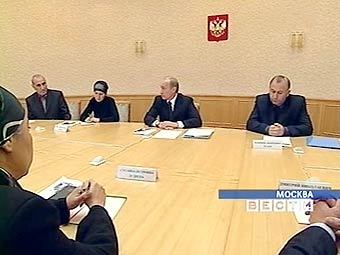 Президент России Владимир Путин на встрече с пострадавшими от теракта в Беслане, кадр телеканала "Россия"