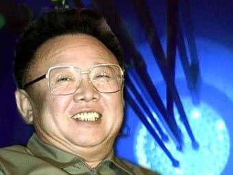 Ким Чен Ир (фото Reuters) на фоне ядерного реактора (фото с сайта mit.edu)