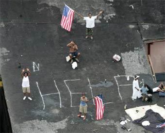 Жители Нового Орлеана просят о помощи. Фото Reuters