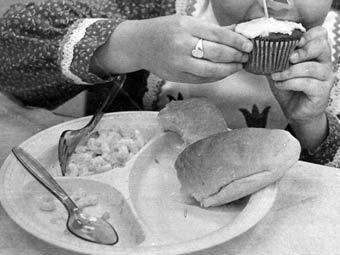 Ребенок ест кашу, иллюстрация с сайта rombess.narod.ru