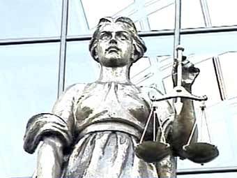 Скульптурное изображение Фемиды на фасаде здания Верховного суда РФ, кадр Первого канала