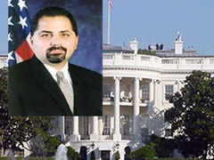 Дэфид Сафавиан (whitehouse.gov) на фоне Белого дома (army.mil) Дэфид Сафавиан (whitehouse.gov) на фоне Белого дома (army.mil)