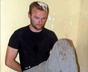 Один из британских военных, задержанных иракской полицией в Басре. Фото Reuters