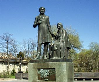 Памятник Александру Пушкину и его няне в Пскове. Фото Сергея Рублева, Lenta.Ru