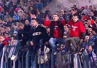 Фанаты сборной Словакии на трибунах стадиона. Кадр Первого канала