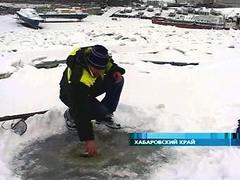 Забор пробы воды в Хабаровском крае, кадр Первого канала Забор пробы воды в Хабаровском крае, кадр Первого канала