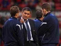 Главный тренер "Челси" Жозе Моуринью раздает указания. Фото с сайта chelseafc.ru Главный тренер "Челси" Жозе Моуринью раздает указания. Фото с сайта chelseafc.ru