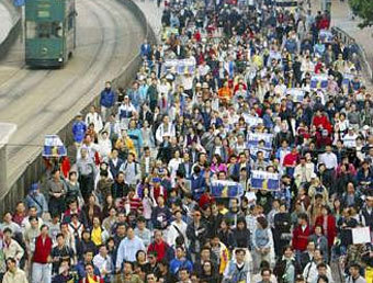 Тысячи демонстрантов требуют изменить порядок выборов в Гонконге - фото 1
