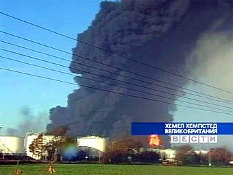 Шлейф дыма от пожара на нефтехранилище в Великобритании, кадр телеканала "Россия"