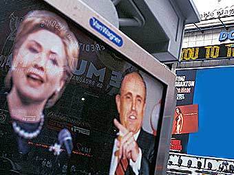 Хиллари Клинтон и Рудольф Джулиани на уличном табло в Нью-Йорке, фото с сайта w42stnyc.com