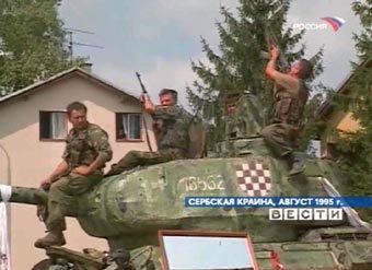 Сербские танкисты с автоматами Калашникова в 1995 году. Кадр телеканала "Россия", архив 