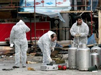 На месте взрыва в Афинах 12 декабря 2005. Фото Reuters 