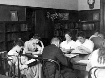 Читальный зал в одном из колледжей США. Старинное фото с сайта ca.us 
