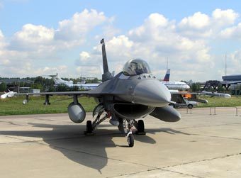 F-16 на МАКС-2005. Фото Павла Аксенова, Лента.Ру