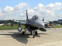 F-16 на МАКС-2005. Фото Павла Аксенова, Лента.Ру F-16 на МАКС-2005. Фото Павла Аксенова, Лента.Ру