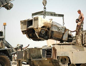 Демонтаж двигателя танка "Абрамс". Фото с официального сайта американской армии