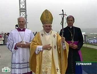 Папа Римский Бенедикт XVI (в центре). Кадр НТВ, архив