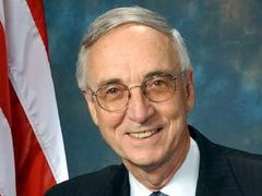 Гордон Ингланд, фото с сайта ВМС США Гордон Ингланд, фото с сайта ВМС США