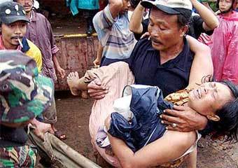 Индонезийские спасатели эвакуируют пострадавших. Фото AFP