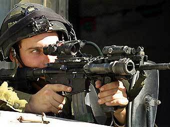 Израильский солдат на КПП в Дженине. Фото AFP