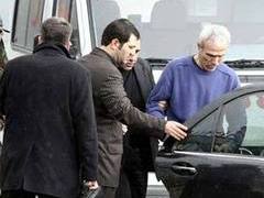 Мехмет Али Агджа (справа) садится в автомобиль у стен тюрьмы в Стамбуле. Фото AFP Мехмет Али Агджа (справа) садится в автомобиль у стен тюрьмы в Стамбуле. Фото AFP