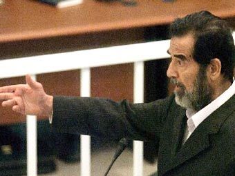 Саддам Хусейн в зале суда. Фото AFP