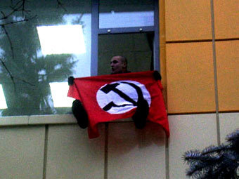 Один из активистов НБП в окне заводоуправления ГАЗа. Фото с сайта партии