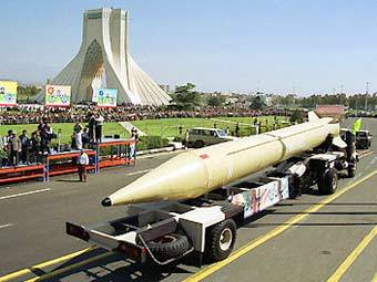 Иранская ракета "Шихаб-3" на военном параде. Фото AFP 