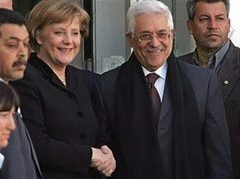 Канцлер Германии Ангела Меркель и президент ПА Махмуд Аббас. Фото AFP Канцлер Германии Ангела Меркель и президент ПА Махмуд Аббас. Фото AFP