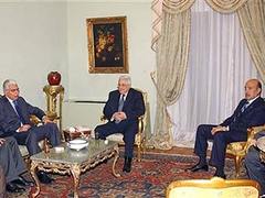 Слева направо: министр иностранных дел Египта Ахмед Абуль Гейт, глава Палестинской автономии Махмуд Аббас и шеф египетской разведки Омар Сулейман. Фото AFP Слева направо: министр иностранных дел Египта Ахмед Абуль Гейт, глава Палестинской автономии Махмуд Аббас и шеф египетской разведки Омар Сулейман. Фото AFP