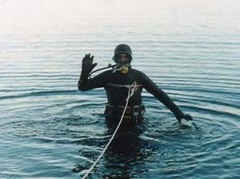 Водолаз исследует дно. Фото с сайта altnet.ru Водолаз исследует дно. Фото с сайта altnet.ru